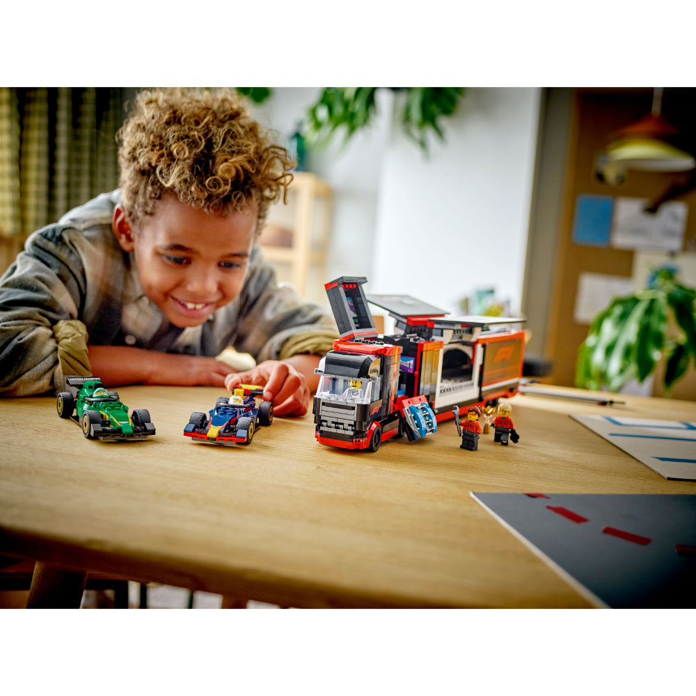 LEGO® City: Camión De F1® Con Coches De F1® Rb20 Y Amr24 (60445)_014