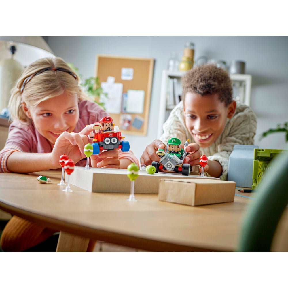 LEGO® Super Mario: Mario Kart™: Bebé Mario Vs. Bebé Luigi (72034)_011