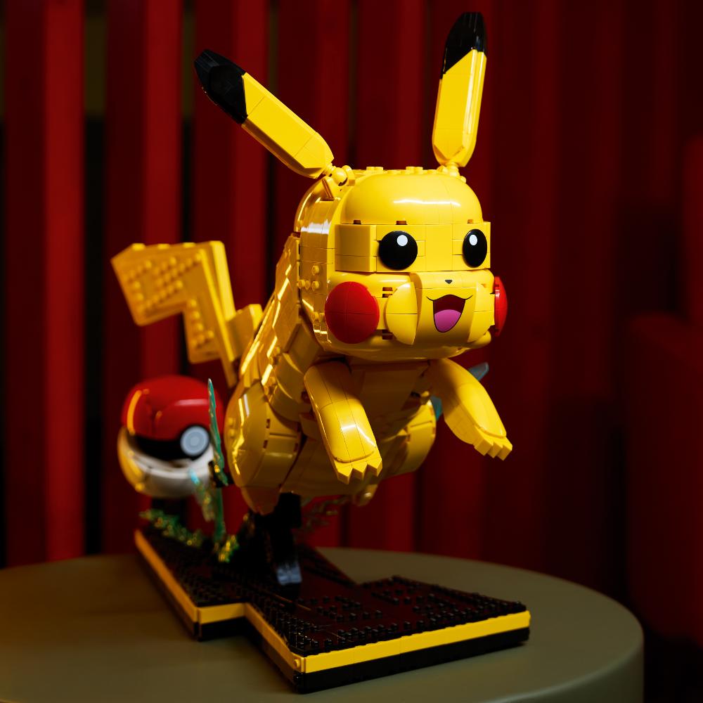 PIKACHU Y POKÉ BALL