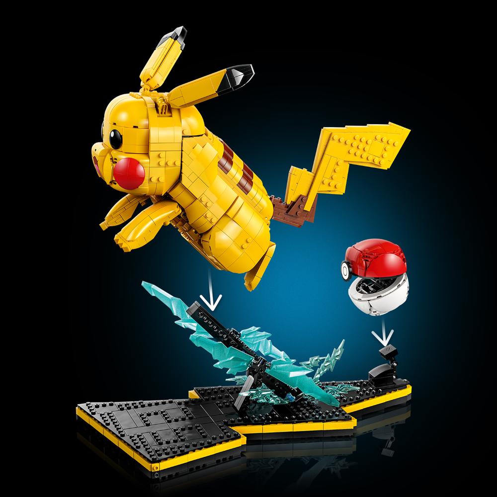 PIKACHU Y POKÉ BALL