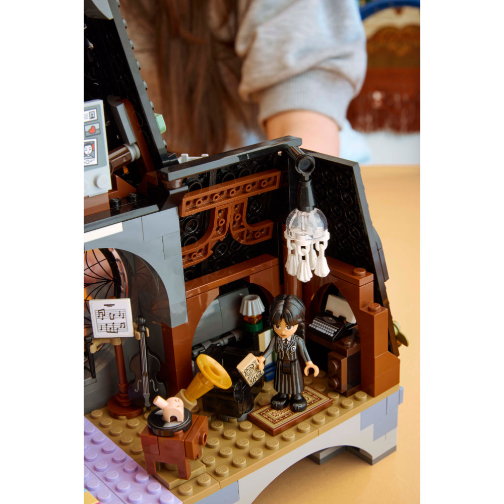 LEGO® Wednesday: Dormitorio De Merlina Y Enid (76781)_014