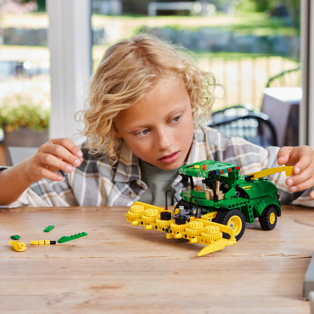 LEGO® Technic: John Deere 9700 Forage Harvester (42168)_004