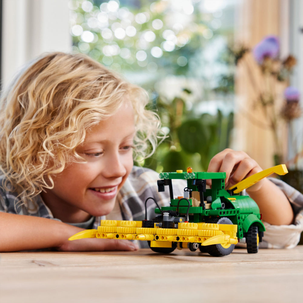 LEGO® Technic: John Deere 9700 Forage Harvester (42168)_005