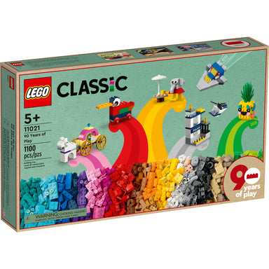 Celebra 90 años de diversión y creatividad con LEGO® Classic 90 Años de Juego (11021). Construye 15 miniconstrucciones icónicas, desde un barco pirata hasta un dragón dorado, y descubre ladrillos adicionales para crear tus propios diseños. Ideal para niños a partir de 5 años, adultos y abuelos, este set fomenta la imaginación, la construcción abierta y horas de juego creativo en familia.